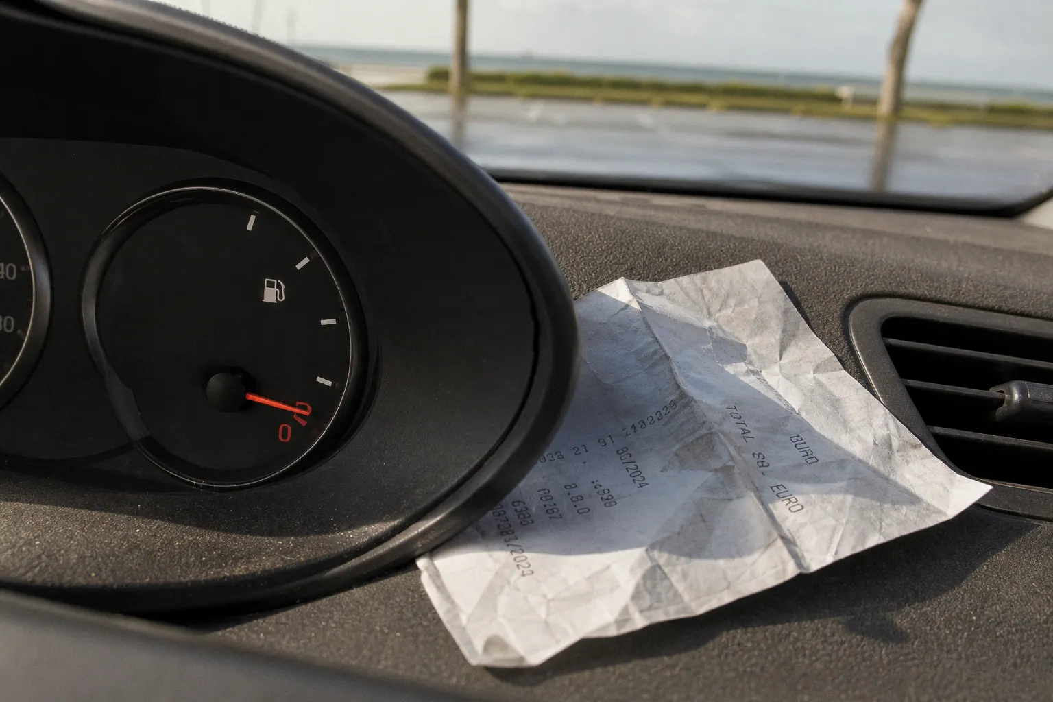 Politique carburant location voiture : le dilemme de Marc face aux pleins obligatoires